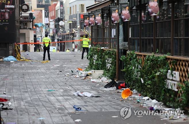 이태원 거리 여전히 통제 (서울=연합뉴스) 김인철 기자 = 31일 오후 핼러윈을 앞두고 압사 참사 사고가 발생한 서울 용산구 이태원 세계음식특화거리 일대가 통제되고 있다. 2022.10.31 yatoya@yna.co.kr