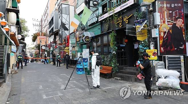 국과수·경찰 이태원 현장 합동 감식 (서울=연합뉴스) 김도훈 기자 = 31일 오후 국과수 및 경찰 관계자 등이 서울 용산구 이태원 압사 사고 현장에서 합동 감식을 벌이고 있다. 2022.10.31 superdoo82@yna.co.kr