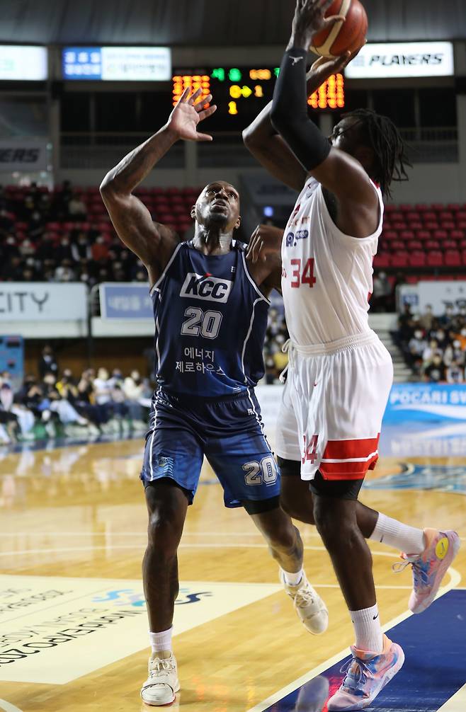 서울 SK 나이츠의 자밀 워니가 31일 오후 전주실내체육관에서 열린 2022-2023 KBL 전주 KCC 이지스와의 경기에서 슛을 하고 있다. (전주=연합뉴스)