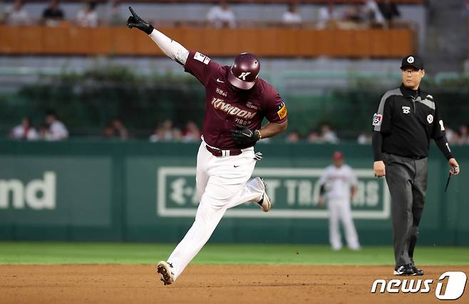 12일 오후 인천 미추홀구 SSG랜더스필드에서 열린 '2022 신한은행 SOL KBO 리그' 키움 히어로즈와 SSG 랜더스의 경기, 5회초 1사 주자없는 상황 키움 푸이그가 동점 솔로홈런을 때려낸 뒤 그라운드를 돌고 있다. 2022.7.12/뉴스1 ⓒ News1 이동해 기자