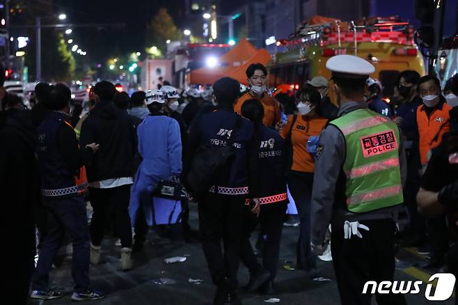 사진은 지난달 30일 사고가 발생한 서울 용산구 이태원 사고현장에서 경찰 및 소방구급 대원들이 현장을 수습하고 있는 모습. 2022.10.30/뉴스1 ⓒ News1 장수영 기자