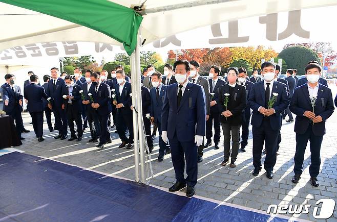 김진부 경남도의회 의장과 도의원들이 경남도청 앞에 마련된 이태원 사고 합동분향소를 찾아 조문하고 있다. (경남도의회 제공)