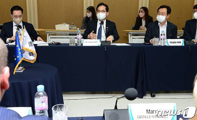 한기정 공정거래위원장이 1일 서울 중구 공정거래조정원에서 유럽연합(EU) 소비자보호위원회(IMCO) 의원들과 플랫폼 관련 정책을 논의하고 있다.(공정거래위원회 제공) 2022.11.01/뉴스1