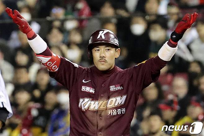 25일 서울 송파구 잠실야구장에서 열린 프로야구 '2022 신한은행 SOL KBO 포스트시즌' 플레이오프 2차전 LG 트윈스와 키움 히어로즈의 경기에서 키움 이용규가 2회초 2사 2,3루상황 2타점 1루타를 치고 환호하고 있다. 2022.10.25/뉴스1 ⓒ News1 박세연 기자