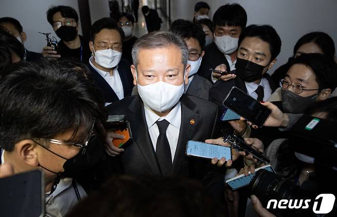 이상민 행정안전부 장관이 1일 오후 서울 여의도 국회에서 열린 제400회 국회(정기회) 제7차 행정안전위원회 전체회의에 참석하고 있다. 2022.11.1/뉴스1 ⓒ News1 이재명 기자