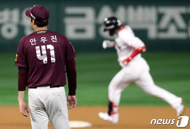 1일 오후 인천시 미추홀구 SSG 랜더스필드에서 열린 프로야구 '2022 신한은행 SOL KBO 포스트시즌' 한국시리즈 1차전 키움 히어로즈와 SSG 랜더스의 경기, 키움 선발 안우진이 3회말 2사 SSG 최정에게 솔로홈런을 허용 후 아쉬워하고 있다. 2022.11.1/뉴스1 ⓒ News1 김진환 기자