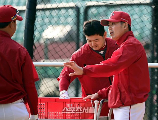 SSG 김원형 감독(오른쪽)이 1일 인천SSG랜더스필드에서 열린 2022 KBO 한국시리즈 1차전 키움전에 앞서 코치와 이야기를 나누고 있다. 문학 | 최승섭기자 thunder@sportsseoul.com