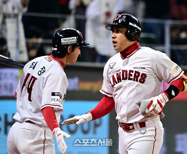 SSG 김강민(오른쪽)이 1일 인천SSG랜더스필드에서 열린 2022 KBO 한국시리즈 1차전 키움과 경기 9회말 1사에서 좌월 홈런을 날린 후 최정과 하이파이브를 하고 있다. 문학 | 최승섭기자 thunder@sportsseoul.com