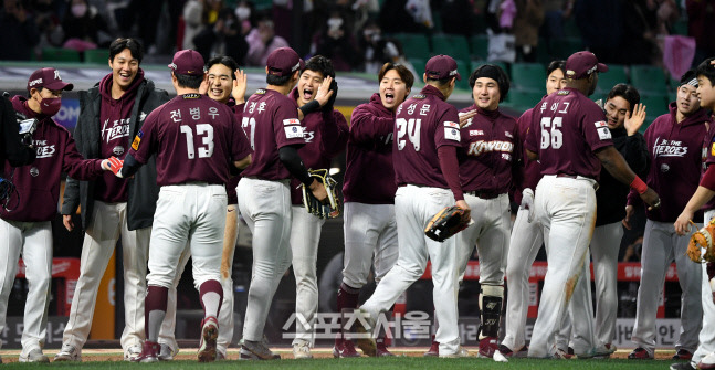 키움 선수들이 1일 인천SSG랜더스필드에서 열린 2022 KBO 한국시리즈 1차전 SSG와 경기 후 하이파이브를 하며 승리를 자축하고 있다. 문학 | 최승섭기자 thunder@sportsseoul.com