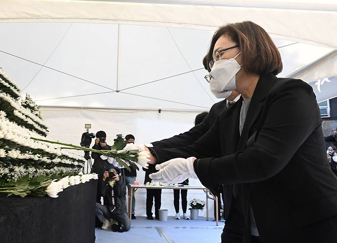 박희영 용산구청장이 31일 오전 서울 용산구 녹사평역 광장에 설치된 이태원 사고 사망자 합동분향소에서 헌화하고 있다. /공동취재