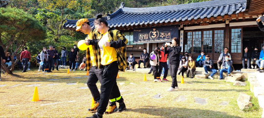 예산군 농아인 70여명이 지난달 29일부터 30일까지 1박2일간 대흥 슬로시티 교촌 한옥에서 자립의식 강화를 위한 화합 단합대회를 개최했다.사진=교촌한옥 문화체험관 제공