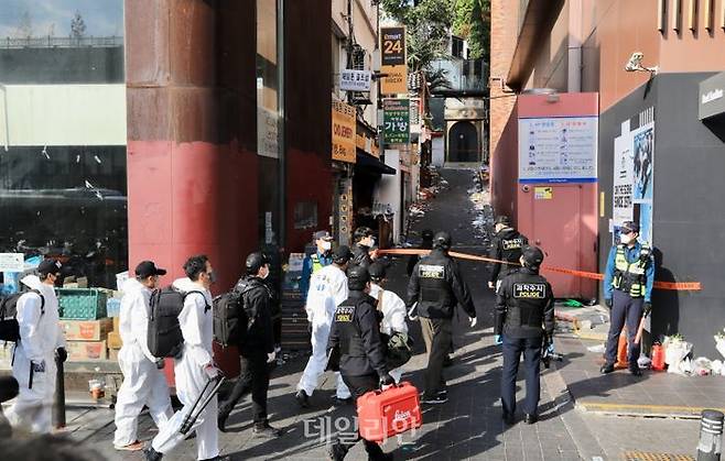 31일 오후 서울 용산구 이태원에서 국립과학수사연구원과 경찰 등 수사관들이 ‘이태원 핼러윈 압사 참사’ 현장감식을 벌이기 위해 현장으로 향하고 있다. ⓒ데일리안 김민호 기자