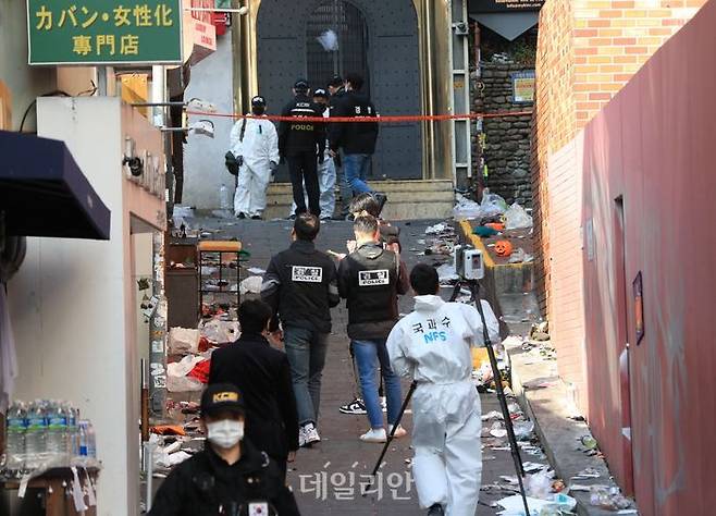 31일 서울 용산구 이태원 압사사고 현장에서 경찰과 국립과학수사연구원의 현장검증이 진행되고 있다. ⓒ데일리안 김민호 기자