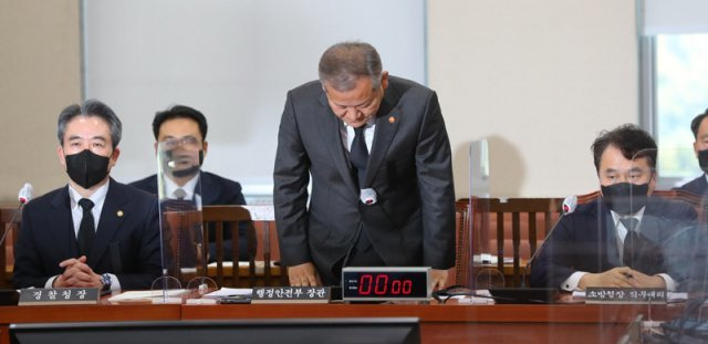 이상민 행정안전부 장관이 1일 서울 여의도 국회에서 열린 행정안전위원회 전체회의에서 이태원 참사 현안 관련 보고를 하기에 앞서 인사하고 있다. 뉴시스