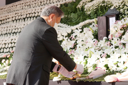 박진 외교부 장관이 지난달 31일 서울광장에 마련된 이태원 사고 사망자 합동분향소를 방문해 조문하고 있다. 연합뉴스