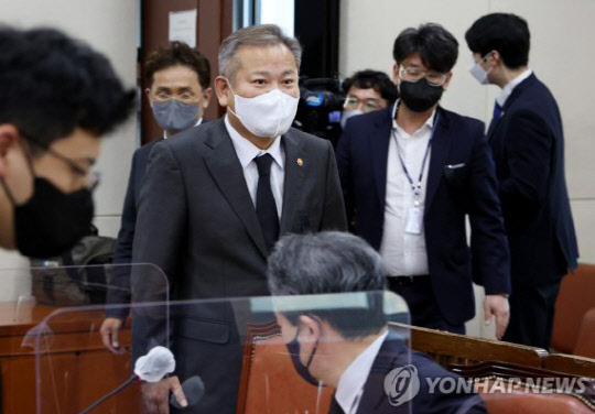 이상민 행정안전부 장관이 1일 오후 국회에서 열린 행정안전위원회 전체회의에 출석하고 있다. <연합뉴스>