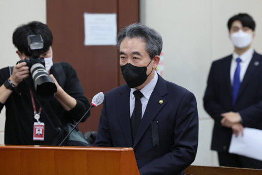 이태원 참사 현안 보고 하는 윤희근 경찰청장



윤희근 경찰청장이 1일 오후 국회에서 열린 행정안전위원회 전체회의에서 이태원 참사와 관련해 현안 보고하고 있다. 2022.11.1



연합뉴스