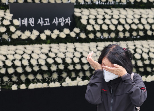 1일 서울 용산구 녹사평역 광장에 마련된 이태원 사고 사망자 합동분향소에서 조문을 마친 시민이 눈물을 흘리고 있다.<연합뉴스>