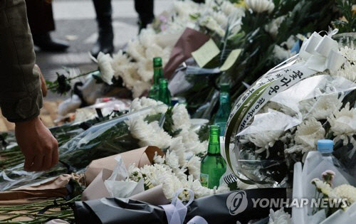 1일 서울 용산구 이태원역 1번 출구 앞 참사 추모 공간에서 시민들이 희생자들을 추모하며 헌화하고 있다. 연합뉴스