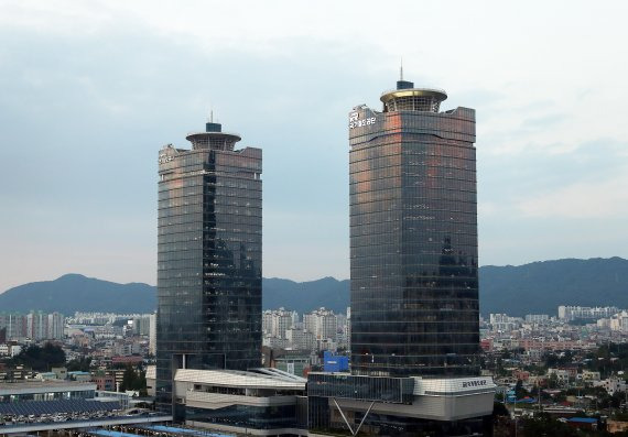 대전에 위치한 국가철도공단(오른쪽), 코레일(왼쪽) 공동사옥의 모습. 사진=뉴시스