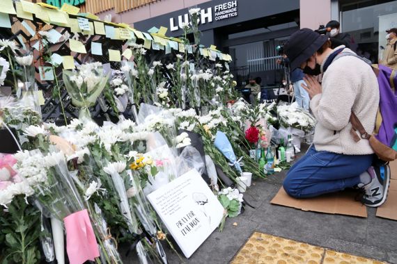 1일 서울 용산구 지하철 이태원역 1번 출구 앞에 마련된 ‘핼러윈 인파’ 사고 희생자 추모 공간을 찾은 시민들이 기도하고 있다. 사진=박범준 기자