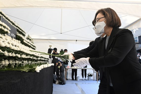 박희영 용산구청장이 지난 달 31일 오전 서울 용산구 녹사평역 광장에 설치된 이태원 사고 사망자 합동분향소에서 헌화하고 있다. / 사진=공동취재단