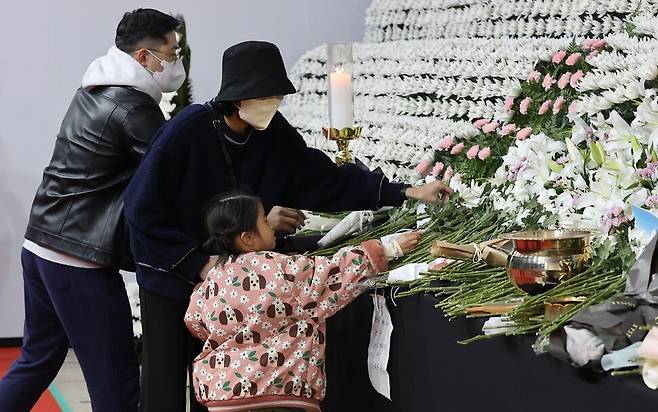 한 어린이가 31일 오후 서울 중구 서울광장에 마련된 이태원 사고 사망자 합동분향소에서 조문하고 있다. 연합뉴스