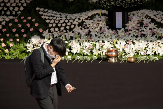 31일 오전 중구 서울시청에 마련된 이태원 핼러윈 참사 추모를 위한 합동분향소를 찾은 한 시민이 헌화를 마친 뒤 퇴장하며 눈물을 흘리고 있다. 최주연 기자