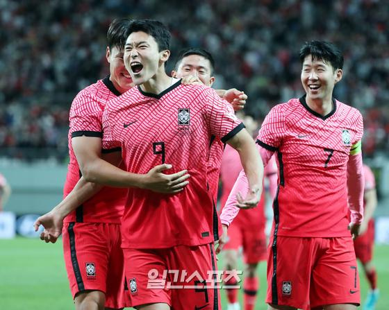 대한민국 축구대표팀과 이집트 대표팀의 친선경기가 14일 오후 서울 상암동 서울월드컵경기장에서 열렸다. 후반 조규성이 팀의 세 번째 골을 넣고 환호하고 있다. 상암=김민규 기자 mgkim1@edaily.co.kr /2022.06.14/