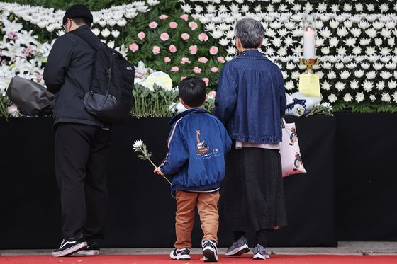 31일 오후 서울 중구 서울광장에 마련된 이태원 사고 사망자 합동분향소에서 한 어린이가 조문하고 있다. 연합뉴스