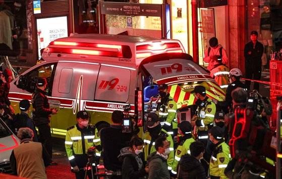 지난 10월 30일 새벽 서울 용산구 이태원동 일대 사고  현장에 급파된 119 구조대원들이 부상자를 병원으로 후송하고 있다. 연합뉴스