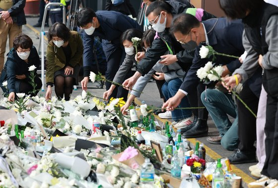 1일 서울 용산구 이태원역 1번 출구 앞 참사 추모 공간을 찾은 시민들이 단체로 헌화하고 있다. 연합뉴스