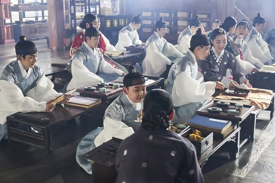 왕의 종학 참관 수업을 앞두고 후궁들이 왕자를 챙기고 있는 모습. 사진 tvN