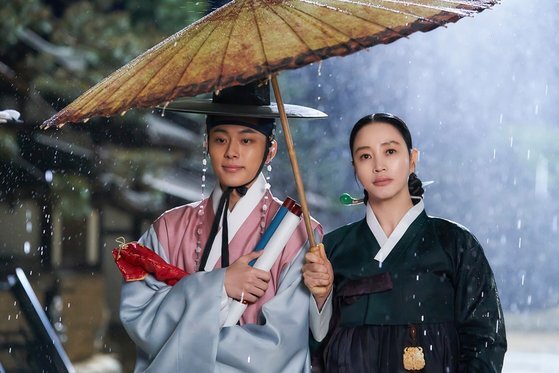중전 화령(김혜수)이 계성대군(유선호)이 비를 맞지 않도록 우산을 씌워주고 있다. 사진 tvN