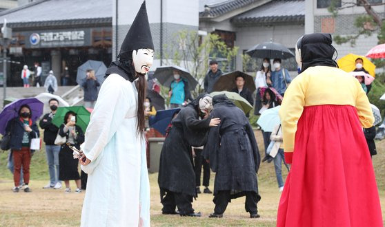 2022 가을 궁중문화축전에서는 유네스코 인류무형문화유산의 등재를 기원하며 12개의 국가무형유산 탈춤을 선보였다. 사진은 관노가면극 한 장면. 2022.10.9/뉴스1