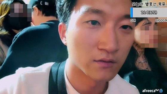 지난 29일 이태원 참사 당시 골목 옆 건물 난간으로 구조된 BJ 배지터 모습. 사진 아프리카TV 영상 캡처