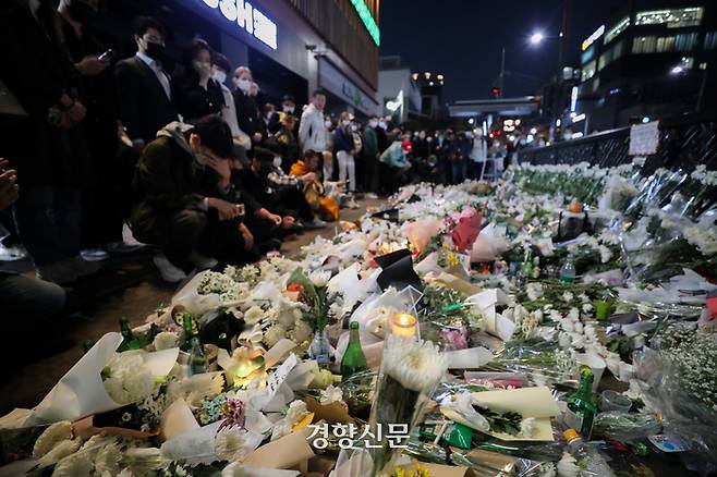 31일 서울 용산구 이태원역 1번출구 앞에 ‘이태원 핼러윈 참사’ 희생자 추모공간이 만들어져 있다. 이준헌 기자