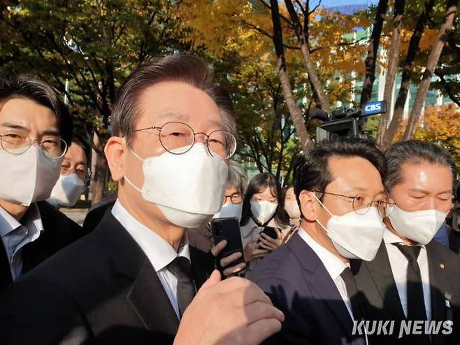 이재명 더불어민주당 대표(앞 줄 왼쪽)가 1일 서울광장 합동분향소에서 조문을 마치고 걸어가고 있다.&nbsp; &nbsp;사진=안소현 기자