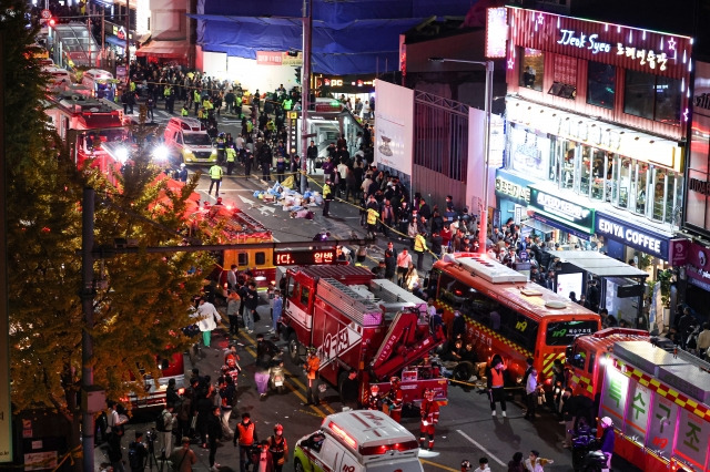 지난달 29일 오후 서울 용산구 이태원동 일대에 핼러윈을 맞이해 인파가 몰리면서 대규모 인명사고가 발생했다. 연합뉴스