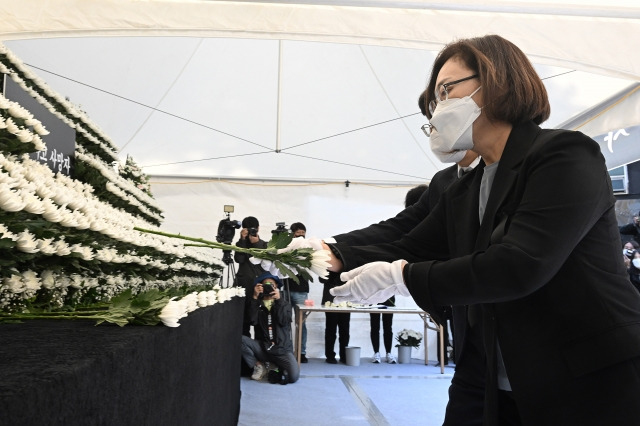 박희영 용산구청장이 31일 오전 서울 용산구 녹사평역광장에 설치된 이태원 사고 사망자 합동분향소에서 헌화하고 있다. 공동취재사진