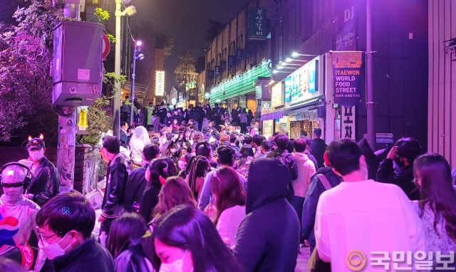 이태원 참사 사고 지점에서 지난해 핼러윈 당시 촬영된 사진. 골목 위쪽에 정복을 입은 경찰들이 배치돼 있다. 독자제공