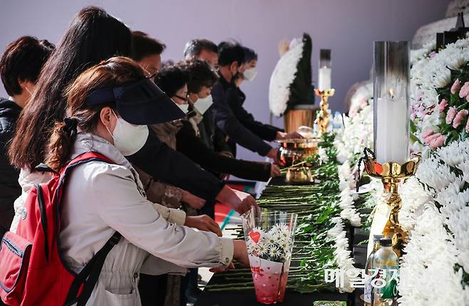 1일 오후 서울 중구 서울광장에 마련된 이태원 사고 사망자 합동분향소를 찾은 시민들이 희생자들을 추모하며 헌화하고 있다. 2022.11.01 [박형기기자]