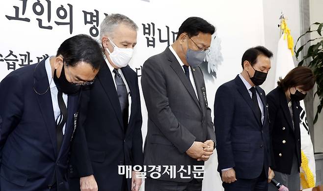 필립 골드버그 주한 미국대사가 1일 국회를 방문, 정진석 국민의힘 비대위원장과 접견하고 이태원 사고에 대한 묵념을 하고 있다. 2022.11.1 [김호영기자]