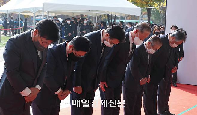 허창수 전국경제인연합회(전경련) 회장이 1일 오후 서울 중구 서울광장에 마련된 이태원 사고 사망자 합동분향소를 찾아 조문하고 있다. 2022.11.01 [박형기기자]