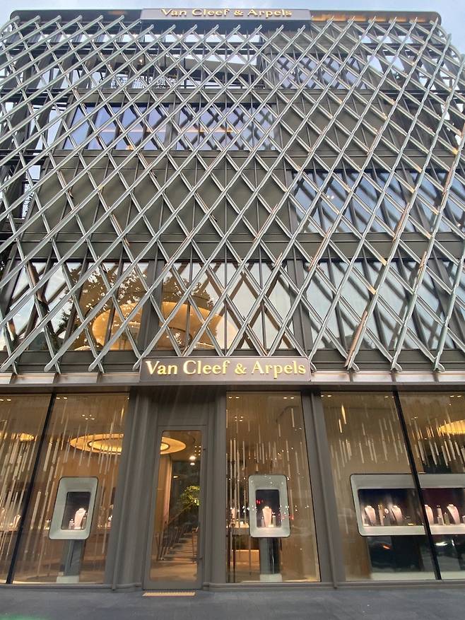 반 클리프 앤 아펠 플래그십 스토어. [사진 = 이하린 기자]