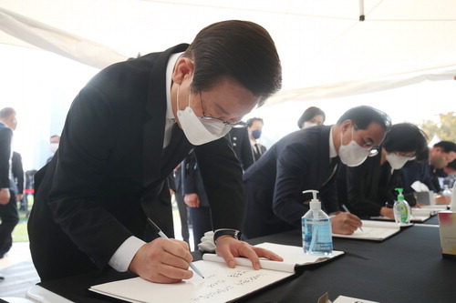 이재명 더불어민주당 대표가 1일 서울 종로구 서울시청 앞 서울광장에 마련된 이태원 사고 사망자 합동분향소에서 헌화를 마친 뒤 방명록을 작성하고 있다.22.11.1. 현장풀 박형기기자