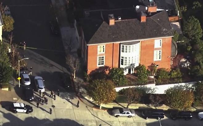 Members of law enforcement work outside the home of U.S. House Speaker Nancy Pelosi after her husband Paul Pelosi was violently assaulted during a break-in at their house in San Francisco, California, U.S., in this screen grab taken from video October 28, 2022.  /사진=로이터=뉴스1