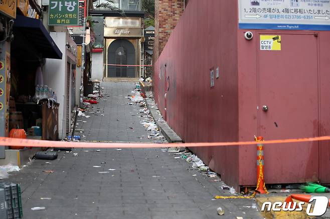 (서울=뉴스1) 이승배 기자 = 1일 오전 서울 용산구 해밀톤 호텔 이태원 압사 참사 사건 현장에 해밀톤 호텔 측 분홍 철제 가벽이 설치돼 있다.  사고 당시 병목 현상을 야기했다는 지적이 나온다. 실제 골목 위쪽은 폭이 5m 이상이지만 아래쪽은 3.2m로 좁아졌다.  2022.11.1/뉴스1  Copyright (C) 뉴스1. All rights reserved. 무단 전재 및 재배포 금지.