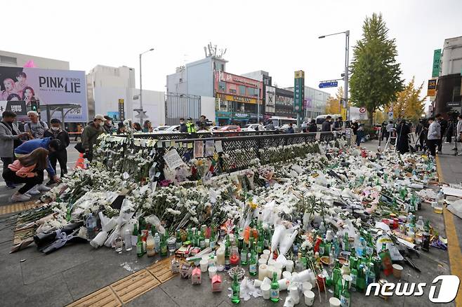 (서울=뉴스1) 이승배 기자 = 1일 서울 용산구 이태원역 1번 출구에 마련된 이태원 핼러윈 압사 참사 추모공간을 찾은 시민들이 희생자들을 추모하고 있다. 2022.11.1/뉴스1  Copyright (C) 뉴스1. All rights reserved. 무단 전재 및 재배포 금지.