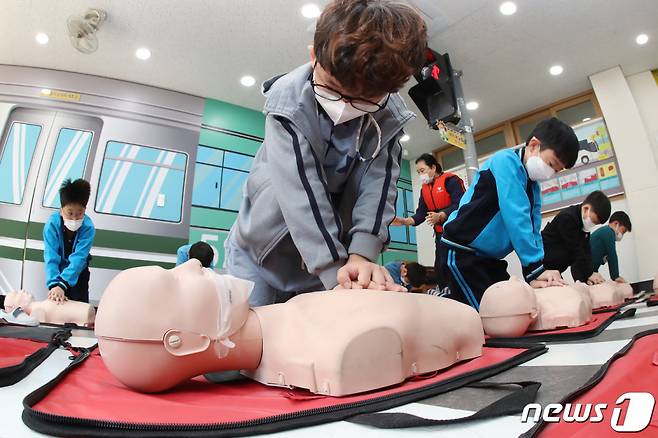 이태원 참사를 통해 심폐소생술의 중요성이 대두된 가운데 1일 오전 대구 달서구 성지초등학교 2학년 학생들이 교내 안전체험교실에서 심폐소생술(CPR) 교육을 받고 있다. /사진=뉴스1